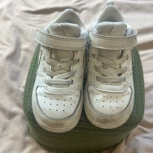 Nike White Sneakers Classic Low-Top Design